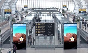 Le panneau écran géant SHENZHEN Multimédia SH-01 a l'avantage d'être INDOOR/OUTDOOR. Il peut se placer aussi bien dans un aéroport que dans une gare, ou dans tout autre endroit en lien avec les transports.