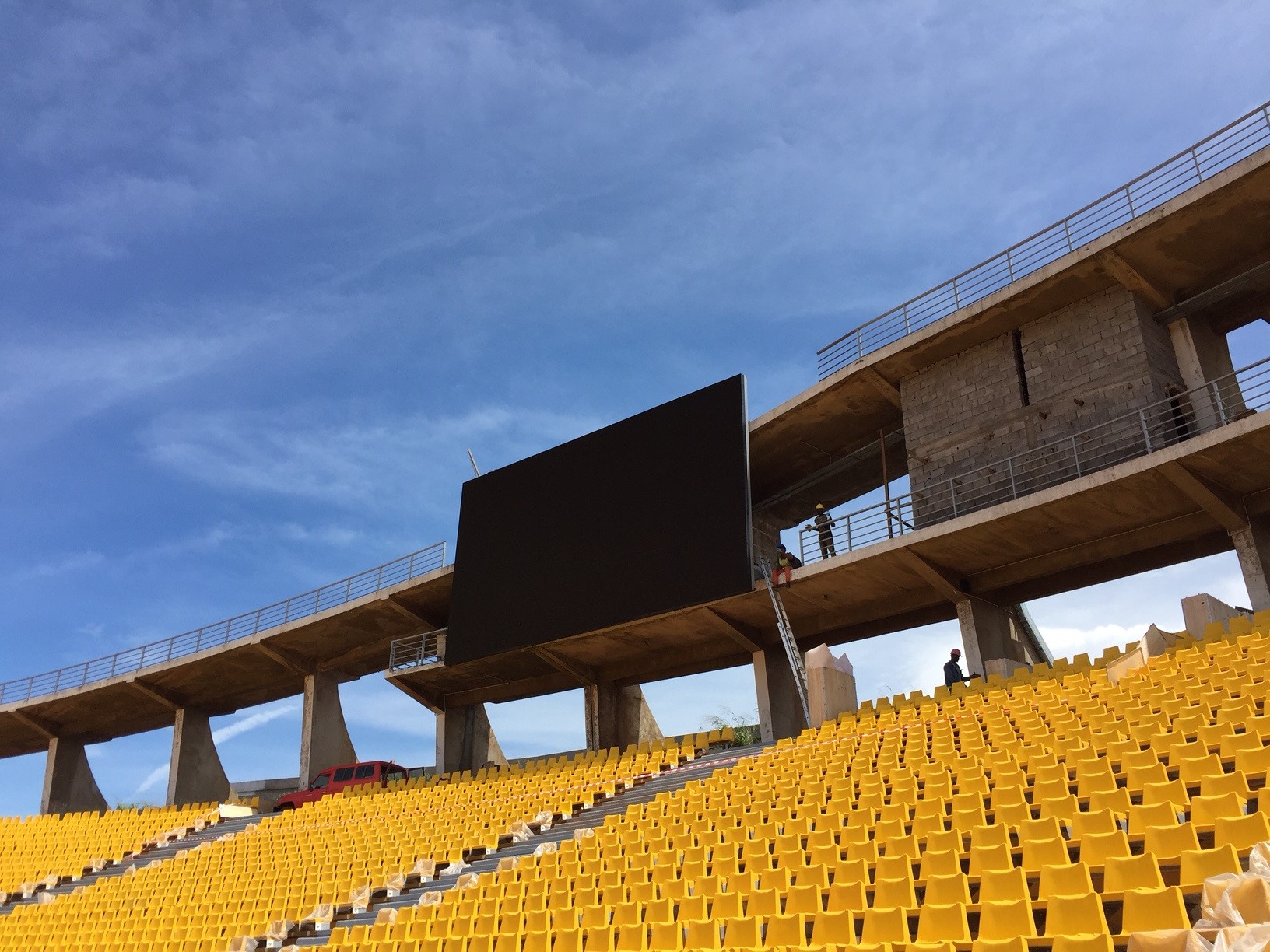 2 écrans géants vidéos extérieurs et 2 écrans vidéos intérieur pour stade de foot