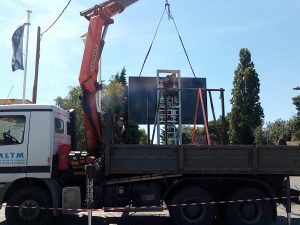 Grâce à un camion avec son bras de levage, il a été facile de pouvoir incorporer les écrans HD au mât.