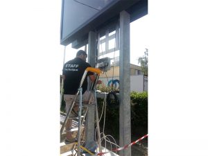 Le tableau électrique est directement incorporé dans le mât de l’ecran géant HD.