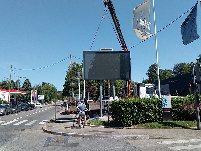 L’installation et la mise en marche de l’écran recto/verso et de ses diverses options a duré au total 1 journée. Ainsi les techniciens de SHENZHEN Multimédia® ont pu paramétrer l’écran tout de suite après l’avoir installé.