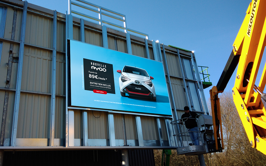 Un écran géant haute définition s’intègre sur la concession Toyota de Lanester