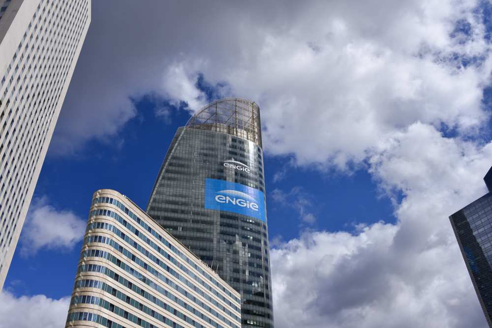 la_tete_dans_les_nuages_et_les_pieds_dans_les_suppressions_de_poste._dr