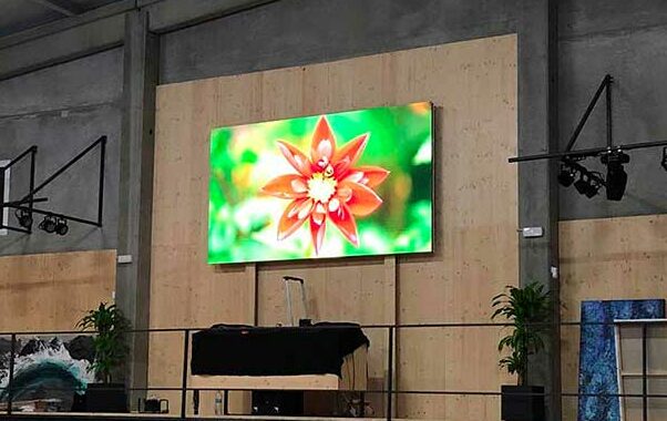 Une TV LED grand format Shenzhen® sublime la galerie d’art la plus chic de Barcelone