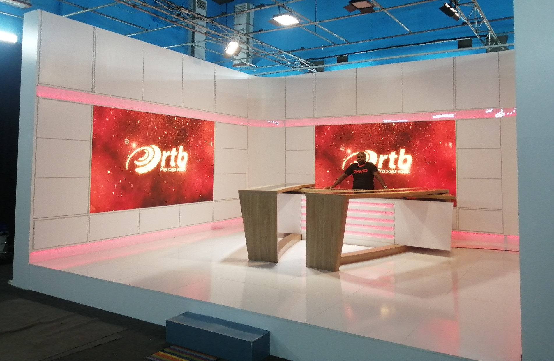 Un plateau TV à la pointe de la technologie avec les écrans LED SHM® -  Shenzhen Multimedia