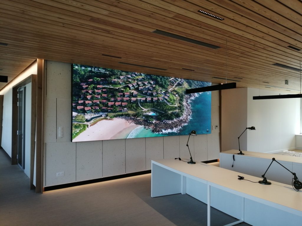 Ecran géant salle de supervision mur d'image led entreprise 4k microled