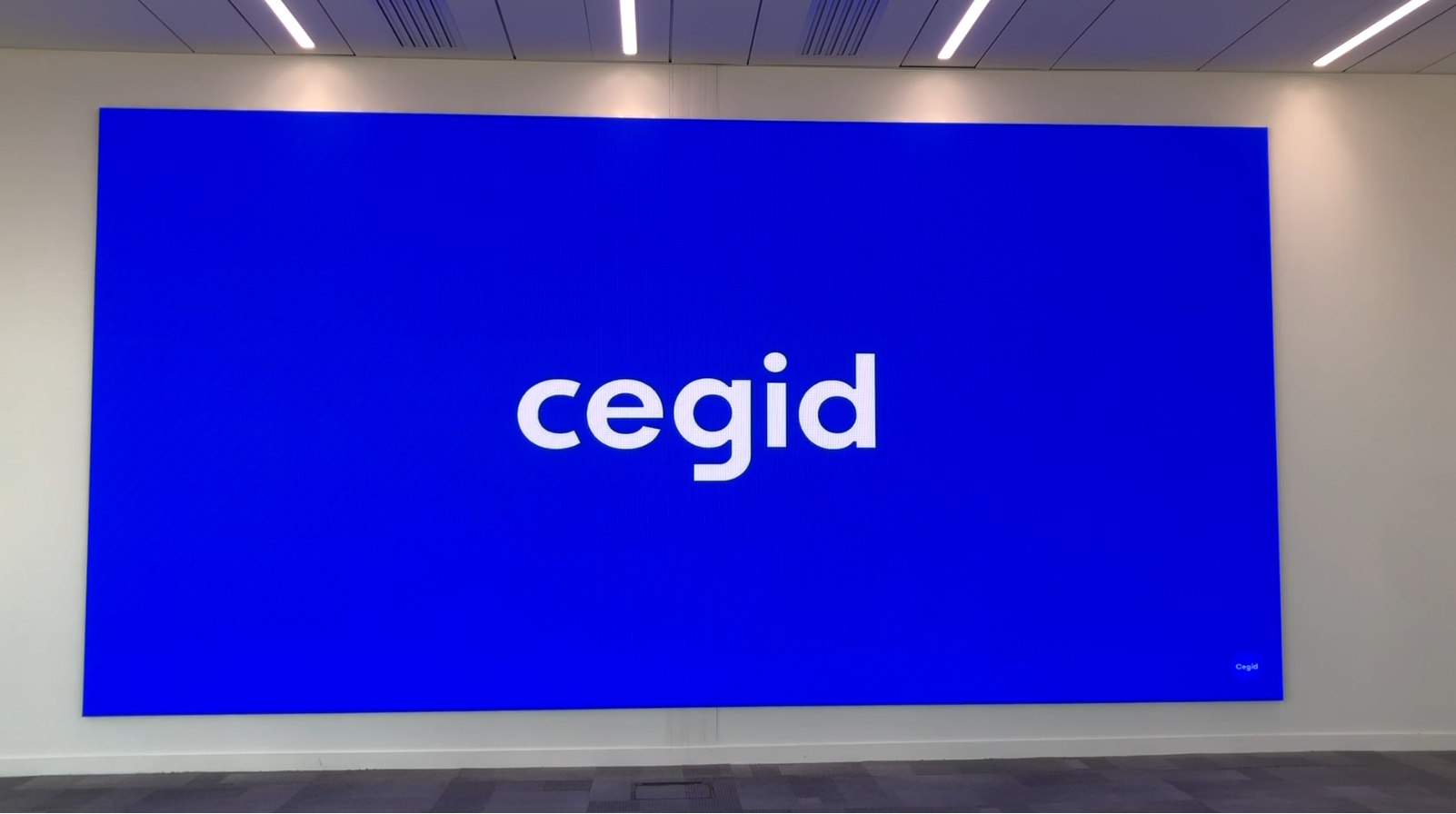 CEGID – Un écran LED XXL pour des réunions visio à taille réelle