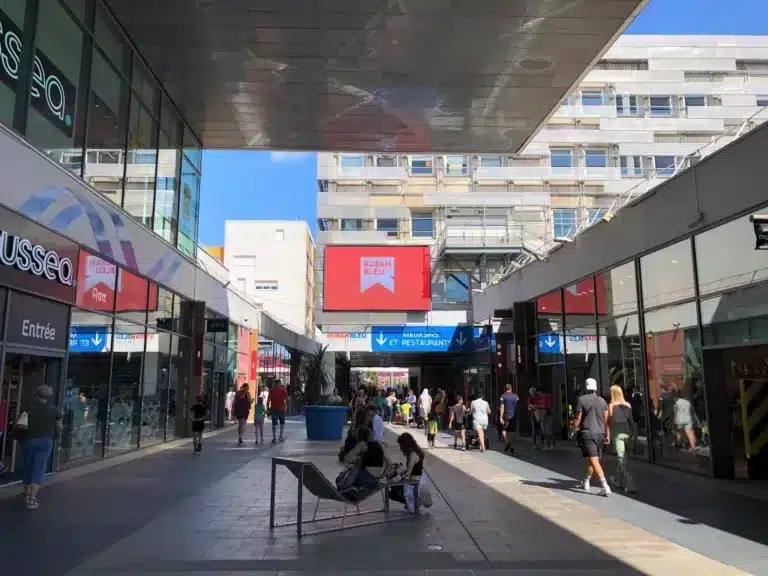 Installation écran géant centre commercial