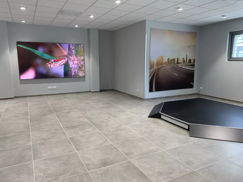 mur-led-indoor-professionnel-showroom-concession-ecran-geant-4k-the-wall