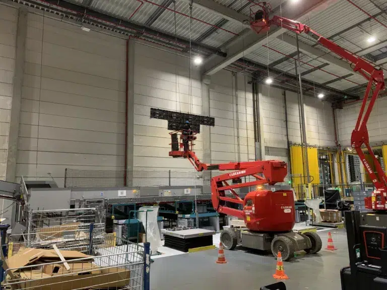 Assemblage des dalles LED sur structure suspendue